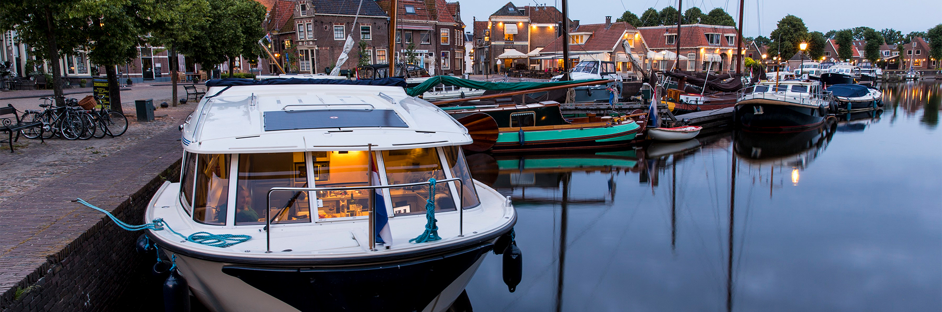 Flodb&aring;d lagt til kaj i Friesland