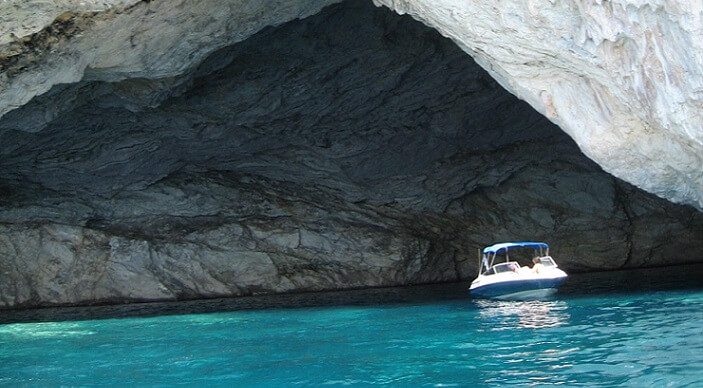 Oplev badning i grotterne ved Meganisi